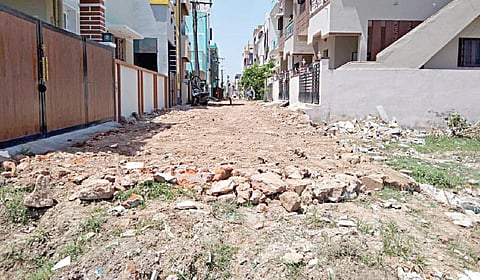 கட்டிட கழிவுகள் கொட்டி சாலை அமைக்கப்பட்டுள்ள திருவஞ்சேரி வெங்கடேஸ்வரா அவென் யூ.