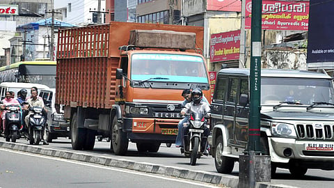 நெரிசல் நேரங்களில் லாரிகளுக்கான விதிகளை கடைபிடிக்க வலியுறுத்தல்