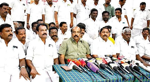 மதுரையில் செய்தியாளர்களிடம் பேசிய ஓபிஎஸ் அணி கொள்கை பரப்புச் செயலாளர் மருது அழகுராஜ். படம்: நா.தங்கரத்தினம்