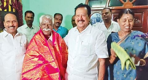 சந்திரயான் திட்ட இயக்குநர் வீரமுத்துவேலுவின் தந்தை பழனிவேலுவை சந்தித்து அமைச்சர் பொன்முடி வாழ்த்து தெரிவித்தார்.