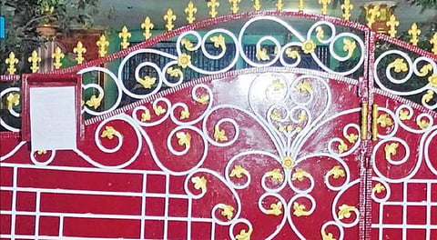 சிதம்பரம் அருகே முத்தையா நகரில் உள்ள சத்தியமூர்த்தி வீட்டில் காவல் நிலையத்தில் ஆஜராகுமாறு போலீஸார் ஒட்டிய நோட்டீஸ்.