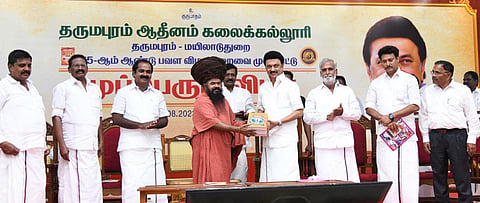 மயிலாடுதுறை தருமபுரம் ஆதீனம் கலைக் கல்லூரியின்  பவள விழா நிறைவையொட்டி நேற்று நடைபெற்ற முப்பெரும் விழாவில் சிறப்பு மலரை முதல்வர் மு.க.ஸ்டாலின் வெளியிட தருமபுரம் ஆதீனம் 27-வது குருமகா சந்நிதானம்  ல கயிலை மாசிலாமணி தேசிக ஞானசம்பந்த பரமாச்சாரிய சுவாமிகள் பெற்றுக் கொள்கிறார். உடன், அமைச்சர்கள் சேகர்பாபு, மெய்யநாதன், அன்பில் மகேஸ் பொய்யாமொழி, எம்.பி. செ.ராமலிங்கம், மாவட்ட ஆட்சியர் ஏ.பி.மகா பாரதி ஆகியோர்.