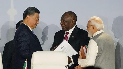 ஜோகன்னஸ்பர்க் நகரில் நடைபெற்ற பிரிக்ஸ் உச்சிமாநாட்டில் தலைவர்கள் சந்தித்துக்கொண்ட காட்சி