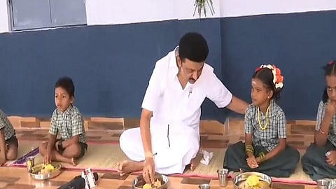மாணவர்களுடன் உணவு சாப்பிட்ட முதல்வர் ஸ்டாலின்
