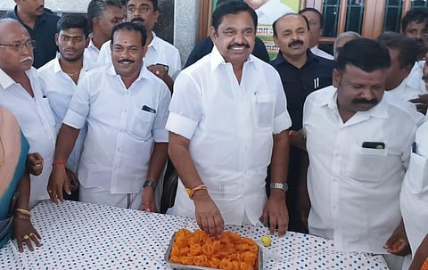 உயர் நீதிமன்றத்தின் தீர்ப்பை வரவேற்று, சேலம் மாவட்டம் எடப்பாடியை அடுத்த சிலுவம்பாளையத்தில் தொண்டர்களுக்கு இனிப்பு வழங்கிய அதிமுக பொதுச் செயலாளர் எடப்பாடி பழனிசாமி.