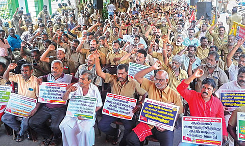 ஆட்டோ மீட்டர் கட்டணத்தை மாற்றியமைப்பது உள்ளிட்ட கோரிக்கைகளை வலியுறுத்தி, ஆட்டோ ஓட்டுநர்களின் கோட்டை நோக்கிய பேரணி மற்றும் ஆர்ப்பாட்டம் எழும்பூரில் நேற்று நடந்தது. படம்: எஸ்.சத்தியசீலன்