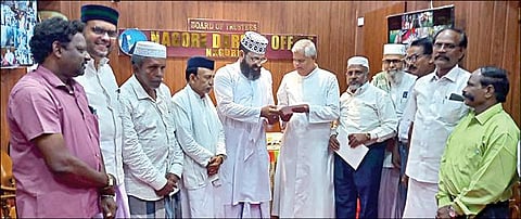 நாகூர் ஆண்டவர் தர்காவில் நேற்று தர்கா தலைமை அறங்காவலர் செய்யது முஹமது காஜி ஹுசைனிடம் வேளாங்கண்ணி பேராலய ஆண்டுப் பெருவிழா அழைப்பிதழை வழங்கிய  பேராலய அதிபர் இருதயராஜ் அடிகளார்.