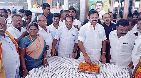 அதிமுக பொதுக்குழு தொடர்பான உயர் நீதிமன்றத் தீர்ப்பை வரவேற்று, எடப்பாடி அருகேயுள்ள  சிலுவம்பாளையத்தில் நேற்று தொண்டர்களுக்கு இனிப்பு வழங்கிய அக்கட்சியின் பொதுச் செயலாளர் பழனிசாமி.