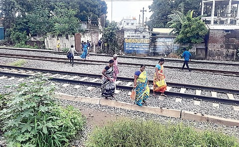 இரும்புலியூரில் ஆபத்தை உணராமல் தண்டவாள பயணம் - எஸ்கலேட்டருடன் நடைமேம்பாலமும் அமைக்கப்படுமா?