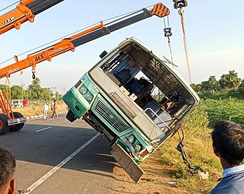 அருப்புக்கோட்டையில் சாலையோரம் நின்ற பேருந்து மீது லாரி மோதி விபத்து: 2 பேர் உயிரிழப்பு
