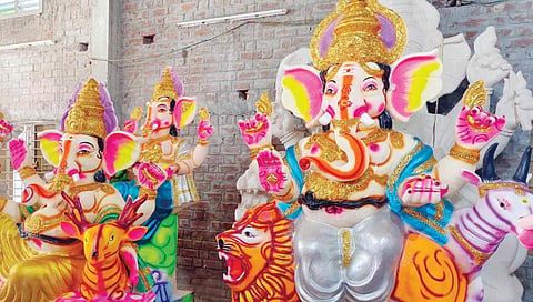 கிருஷ்ணகிரியில் விநாயகர் சதுர்த்திக்காக தயாரிக்கப்பட்ட சிலைகள் வர்ணம் பூசப்பட்டு விற்பனைக்கு வைக்கப்பட்டுள்ளது. படம். எஸ்.கே.ரமேஷ்