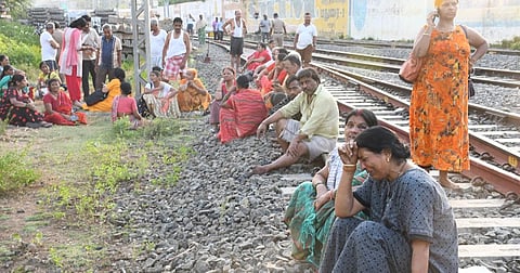 தண்டவாளத்தில் கனத்த நெஞ்சங்களோடு பயணிகள் | படங்கள்: எஸ்.கிருஷ்ணமூர்த்தி