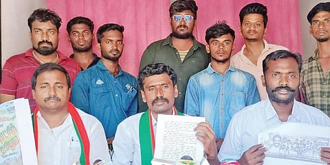 புரட்சி தமிழர் பட்டத்தை இபிஎஸ் பயன்படுத்தக் கூடாது: தமிழ்நாடு கொங்கு இளைஞர் பேரவையினர் எதிர்ப்பு