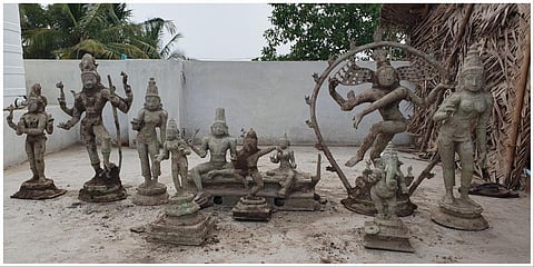 கடலூர் மாவட்டம் குமராட்சி அருகே திருநாரையூரில் வீடுகட்ட பள்ளம் தோண்டும் போது  கிடைத்த உலோக சாமி சிலைகள்