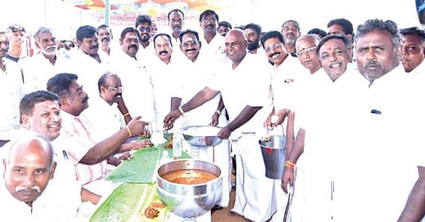 மதுரை வலையங்குளத்தில் அதிமுக தொண்டர்களுக்கு அசைவ விருந்து பரிமாறிய முன்னாள் அமைச்சர் ஆர்.பி.உதயகுமார். அருகில் முன்னாள் அமைச்சர் செல்லூர் கே.ராஜூ உள்ளிட்டோர்.