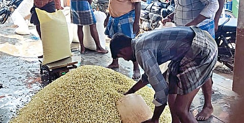 நிலக்கோட்டை மலர் சந்தையில் விற்பனைக்கு குவித்து வைக்கப்பட்டிருந்த மல்லிகைப் பூக்கள்.