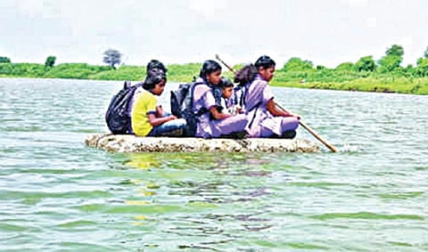 தெர்மகோல் படகில் மாணவர்கள்