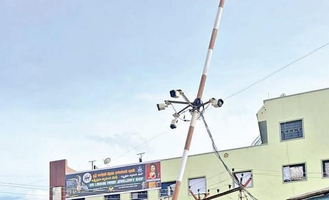 பராமரிப்பு இல்லாததால், சாய்ந்த நிலையில் உள்ள கண்காணிப்புக் கேமரா.