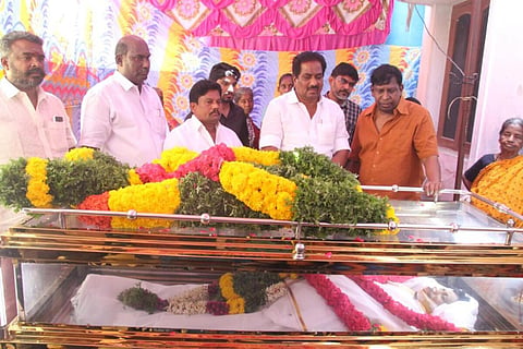 திரைப்பட நடிகர் வடிவேலுவின் உடன் பிறந்த தம்பி ஜெகதீசன் உடலுக்கு அமைச்சர் பி.மூர்த்தி அஞ்சலி செலுத்தினார்.