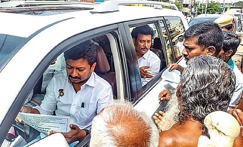 உதயநிதி ஸ்டாலின் காரை வழிமறித்து மனு அளித்த விவசாயிகள்