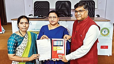 சென்னை சேப்பாக்கத்தில் அஸ்வதா துலாபாரத் அமைப்பின், அரியவகைநோய்கள் பற்றிய கொள்கை அறிக்கையை நாடாளுமன்ற உறுப்பினர் கனிமொழி என்விஎன்.சோமு வெளியிட்டார். உடன் அஸ்வதா துலாபாரத் அமைப்பின் இயக்குநர் பிரீத்தி ராஜகோபால், சிறந்த நிர்வாகத்துக்கான கூட்டணி (கேம்) அமைப்பின் நிறுவனர் ஸ்ரீதர் நாராயணன்.