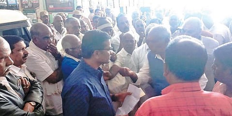 உதகையில் இருந்து பெம்பட்டி, இத்தலார் கிராமத்துக்கு பேருந்து இயக்கப்படாததை கண்டித்து மக்கள் முற்றுகை
