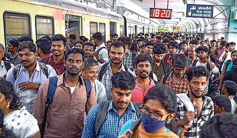 சிந்தாதிரிப்பேட்டை - வேளச்சேரிக்கு 10 நிமிடத்துக்கு ஒரு ரயில் வேண்டும்: நெரிசல் நேரங்களில் கூடுதல் சேவையை எதிர்நோக்கும் பயணிகள்