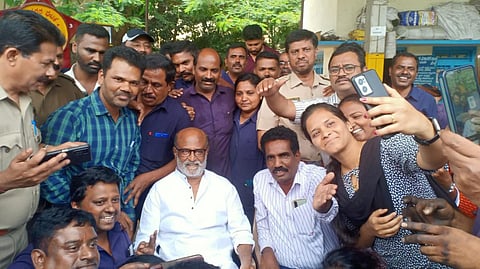 தான் பணியாற்றிய பேருந்து பணிமனைக்கு நடிகர் ரஜினி திடீர் விசிட் - புகைப்படங்கள் வைரல்