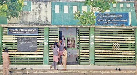 பொள்ளாச்சி மாக்கினாம்பட்டியில் வகுப்பறை வசதியின்றி அவதிப்படும் மாணவர்கள்