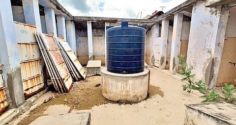 ஆம்பூர் அருகே சமூக விரோதிகளின் கூடரமாக மாறி வரும் மகளிர் சுகாதார வளாகம்