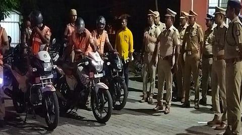 செங்கல்பட்டு நகரம், அதனை சுற்றியுள்ள பகுதிகளில் துப்பாக்கி ஏந்தி போலீஸார் ரோந்து பணி