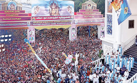 சென்னை பெசன்ட் நகர், வேளாங்கண்ணி திருத்தலத்தின் பொன்விழா ஆண்டு மற்றும் ஆண்டு பெருவிழா கொடியேற்றம் நேற்று நடந்தது. விழாவில் ஆயிரக்கணக்கானோர் கலந்து கொண்டனர். படம்: ம.பிரபு