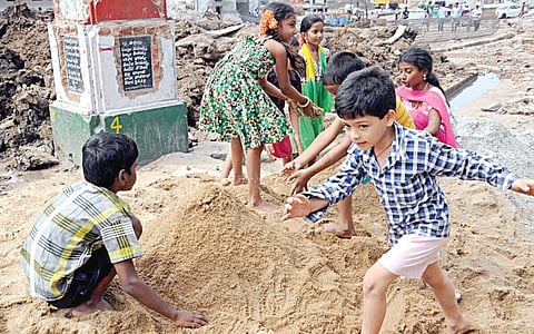 களைப்பை நீக்கிய மழலை