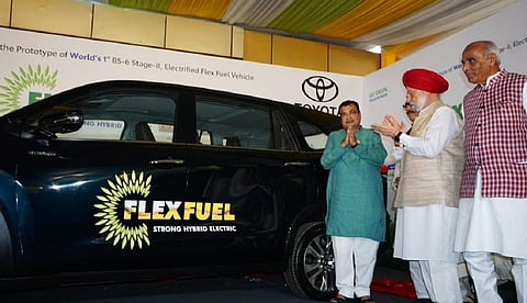 மின்சாரம், எத்தனாலில் இயங்கும் உலகின் முதல் பிஎஸ் 6 கார்: அறிமுகம் செய்தார் கட்கரி