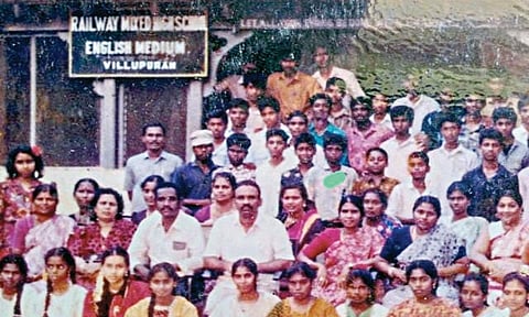 விழுப்புரம் ரயில்வே பள்ளியில் ஆசிரியர்கள், சக மாணவர்களுடன்
வீரமுத்துவேல்