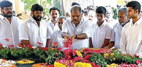 தமிழ் மாநில காங்கிரஸ் கட்சி நிறுவனர் ஜி.கே.மூப்பனாரின் நினைவு நாளை முன்னிட்டு, சென்னை தேனாம்பேட்டையில் உள்ள அவரது நினைவிடத்தில் தமாகா தலைவர் ஜி.கே.வாசன் மலர் தூவி மரியாதை செலுத்தினார். படம்: எஸ்.சத்தியசீலன்