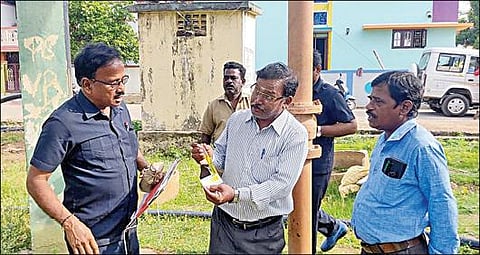 நெய்வேலியைச் சுற்றியுள்ள கிராமங்களில் குடிநீரை சேகரித்து ஆய்வு செய்த  தமிழ்நாடு மாசு கட்டுப்பாட்டு வாரிய அதிகாரிகள்.