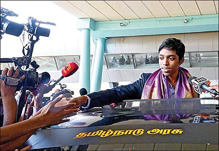 தமிழக அரசு சார்பில் அளிக்கப்பட்ட பிரம்மாண்ட வரவேற்புக்குப் பின்னர் சென்னை விமான நிலையத்தில் இருந்து காரில் அழைத்துச் செல்லப்பட்ட இளம் செஸ் வீரர் பிரக்ஞானந்தா.

படம்: எம்.முத்துகணேஷ்