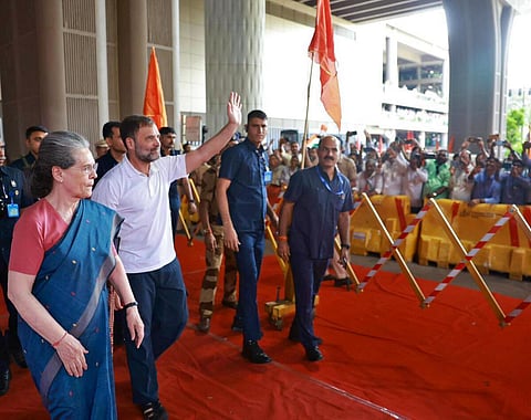 மகாராஷ்டிரா தலைநகர் மும்பையில் இண்டியா கூட்டணியின் ஆலோசனை கூட்டம் நேற்று மாலை தொடங்கியது. இதில் காங்கிரஸ் முன்னாள் தலைவர்கள் சோனியா காந்தி, ராகுல் காந்தி பங்கேற்றனர்.படம்: பிடிஐ
