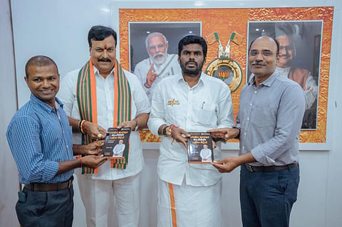 'இந்து தமிழ் திசை'  பதிப்பகம் வெளியிட்டுள்ள ‘பாரதிய  ஜனதா கட்சியின் புதிய சிற்பி' என்ற நூலை பாஜக மாநிலத் தலைவர் அண்ணாமலையிடம் வழங்கும் ‘இந்து தமிழ் திசை’ நாளிதழின் விளம்பரப் பிரிவு பொதுமேலாளர் சிவக்குமார், மண்டல மேலாளர் வடிவேல். உடன் பாஜக மாநில இணை பொறுப்பாளர் சுதாகர் ரெட்டி.