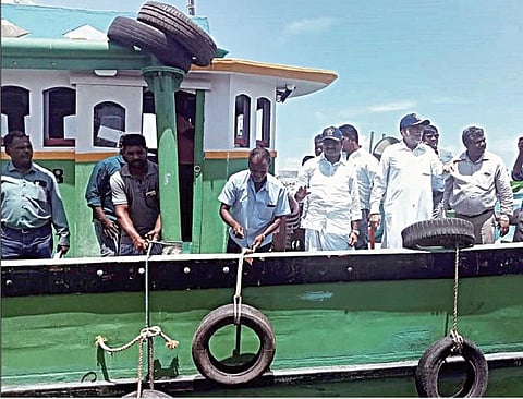 கன்னியாகுமரி மாவட்டத்தில் சூறைக் காற்றால் நடுக்கடலில் தவித்த நிலையில், மீனவர்களின் விசைப்படகு மூலம் மத்திய அமைச்சர்கள் ஸ்ரீ பர்ஷோத்தம் ரூபாலா, எல்.முருகன் ஆகியோர் கரைதிரும்பினர்.