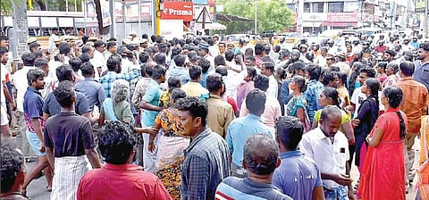 பாஜக பிரமுகர்  கொலையில் தொடர்புடையவர்களை கைது செய்யக்கோரி  அவரது உறவினர்கள் மற்றும் பாஜகவினர் பாளையங்கோட்டை முருகன்குறிச்சியில் சாலை மறியலில் ஈடுபட்டனர். படம்: மு.லெட்சுமி அருண்
