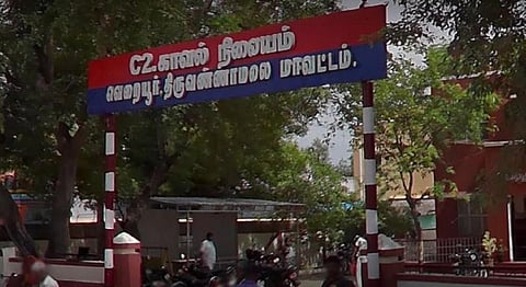 எஸ்ஐ தேர்வு முறைகேடு வழக்கு: காவல் துறையினரின் பாதுகாப்பை மீறி கைபேசி கொண்டு வந்தது எப்படி?