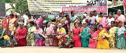 சோ.கீழ்நாச்சிப்பட்டில் 67 வீடுகளை அகற்ற எதிர்ப்பு தெரிவித்து 3-வது நாளான நேற்று பொதுமக்கள் மடியேந்தி நூதன முறையில் போராட்டத்தில் ஈடுபட்டனர்.