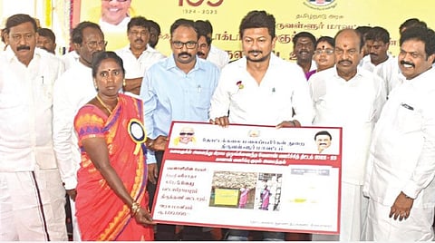 திருவள்ளூரில் நடந்த அரசு விழாவில்  912 பயனாளிகளுக்கு ரூ35.83 கோடி மதிப்பிலான  நலத்திட்ட உதவிகளை  அமைச்சர் உதயநிதி ஸ்டாலின் வழங்கினார். உடன் சிறப்பு திட்டங்கள் செயலாக்கத் துறை செயலாளர் தாரேஷ் அகமது, ஆட்சியர் ஆல்பி ஜான் வர்கீஸ் உள்ளிட்டோர்.