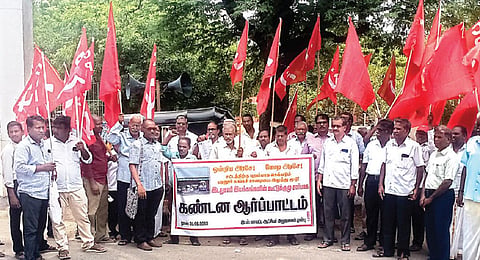 காலாவதியான பரனூர் சுங்கச்சாவடியை உடனடியாக மூட வலியுறுத்தி இடதுசாரி கட்சிகளின் கூட்டு குழு சார்பில் செங்கை மாவட்ட ஆட்சியர் அலுவலகம் முன்பு ஆர்ப்பாட்டம் நடைபெற்றது