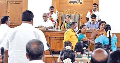கோவையில் நேற்று நடந்த மாநகராட்சி மன்றக்கூட்டத்தில், மேயருடன் ஏற்பட்ட வாக்குவாதத்தால் சபையில் இருந்து வெளிநடப்பு செய்ய முயன்ற மண்டல தலைவர் மீனா லோகுவை சமாதானப்படுத்திய கவுன்சிலர்கள். படம்: ஜெ.மனோகரன்