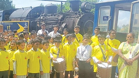 நீலகிரி மலை ரயிலில் நேற்று முன்தினம் பயணித்த ஓடந்துறை காந்திநகர் ஊராட்சி ஒன்றிய தொடக்கப்பள்ளி மாணவர்கள்.