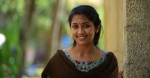 பாவம் செய்யாதவன் முதல் கல்லை எறியட்டும்...! - நவ்யா நாயர் கோபம்