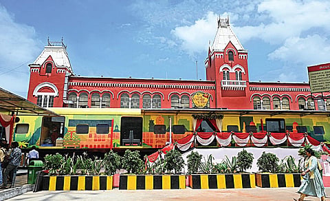 சென்னை சென்ட்ரல் ரயில் நிலையம் அருகே புதிதாக திறக்கப்பட்டுள்ள ரயில் பெட்டி உணவகம். படங்கள்: எஸ்.சத்தியசீலன்